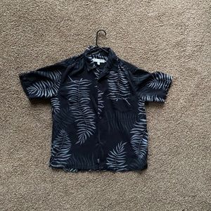 Quicksilver Aloha short sleeve button up shirt, Size Mens S, but fits Medium